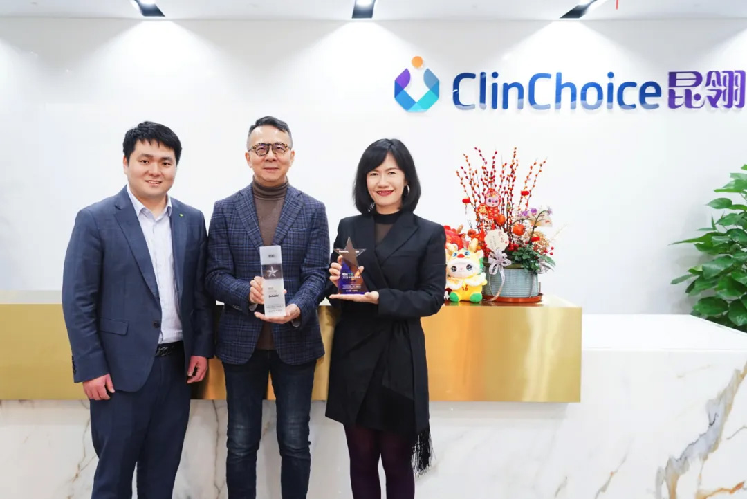 （从左至右）：德勤中国审计及鉴证合伙人杨聚崚，ClinChoice昆翎全球董事长兼首席执行官甄岭及ClinChoice昆翎全球首席财务官沈欣欣